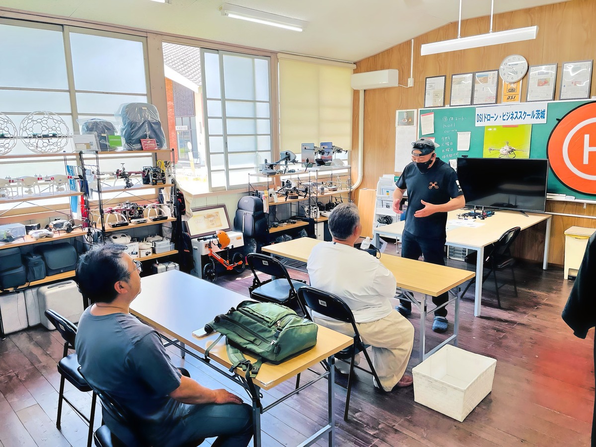 飛行前ブリーフィング。訓練心得や安全小話など多岐の情報共有