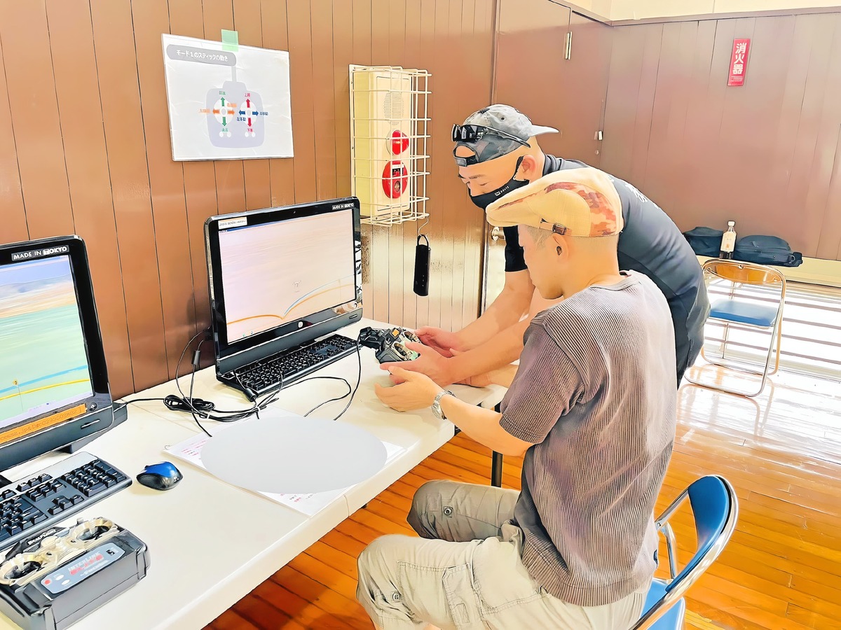 操舵方法はシュミレーターで学習。繊細な入力が必要