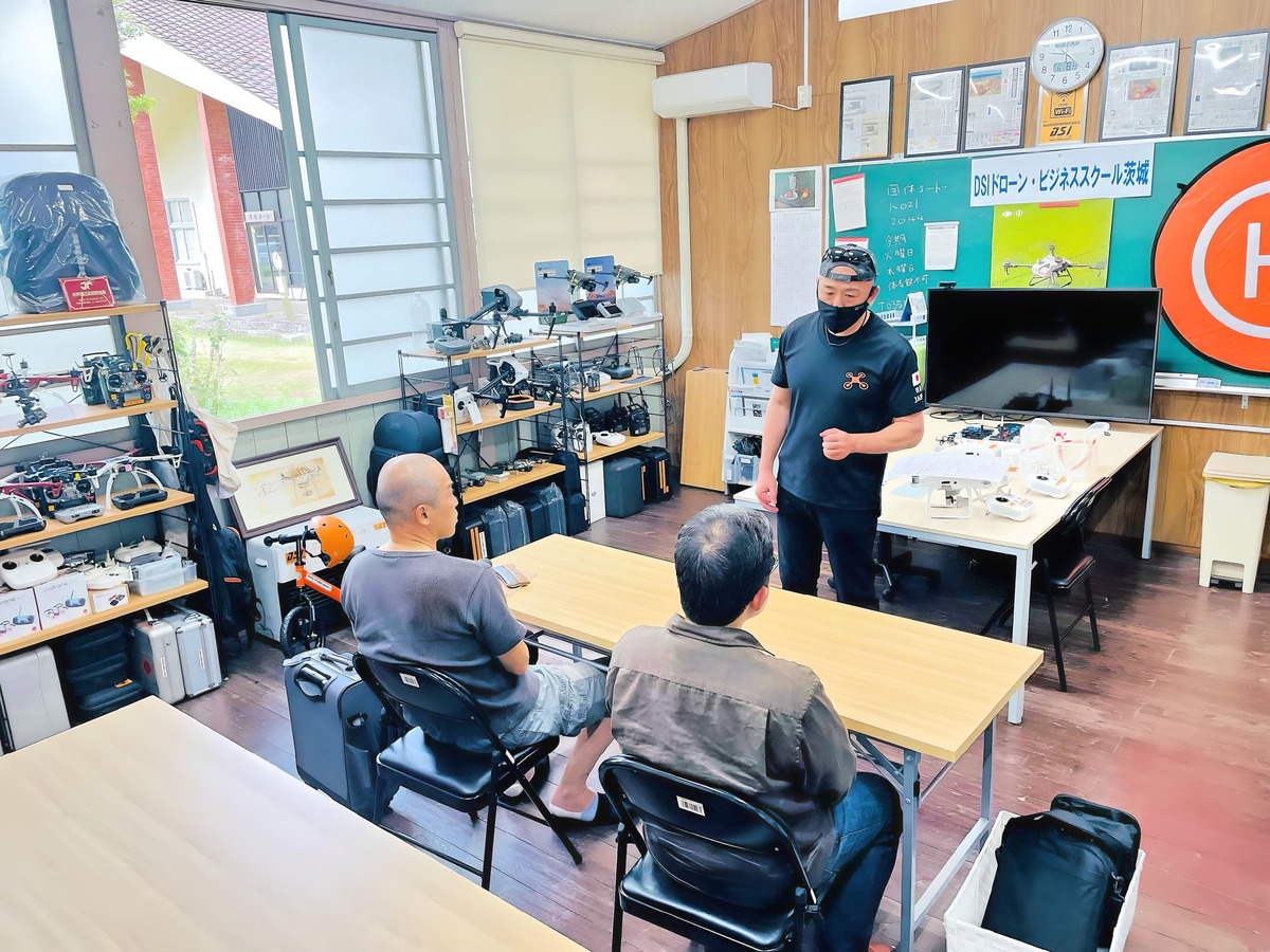 飛行前ブリーフィング。本日の予定、訓練内容、各自課題と共有