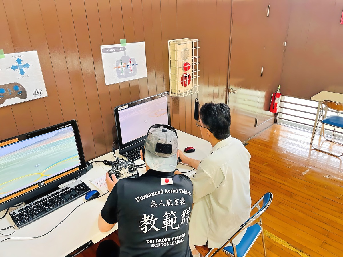 シュミレーターでスティック操舵を訓練。繊細な入力