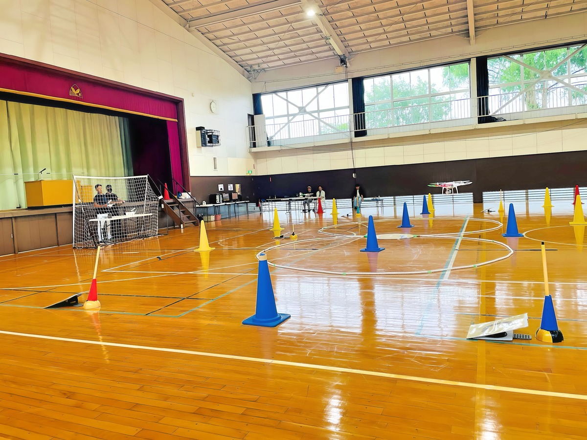 「実技審査」高度1.5m8の字飛行2周。最も難操舵