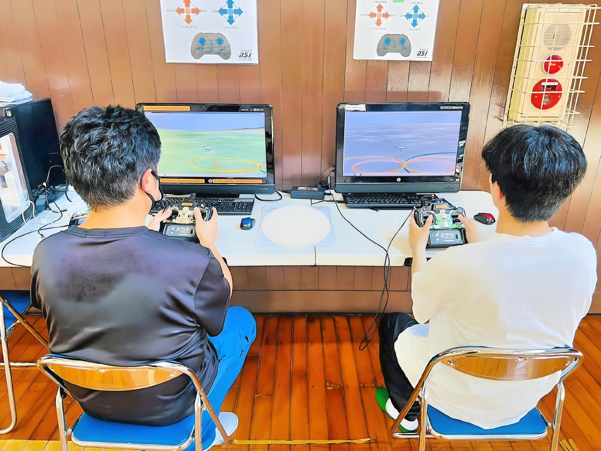 シュミレーター後の実地訓練。四方向ホバリングから