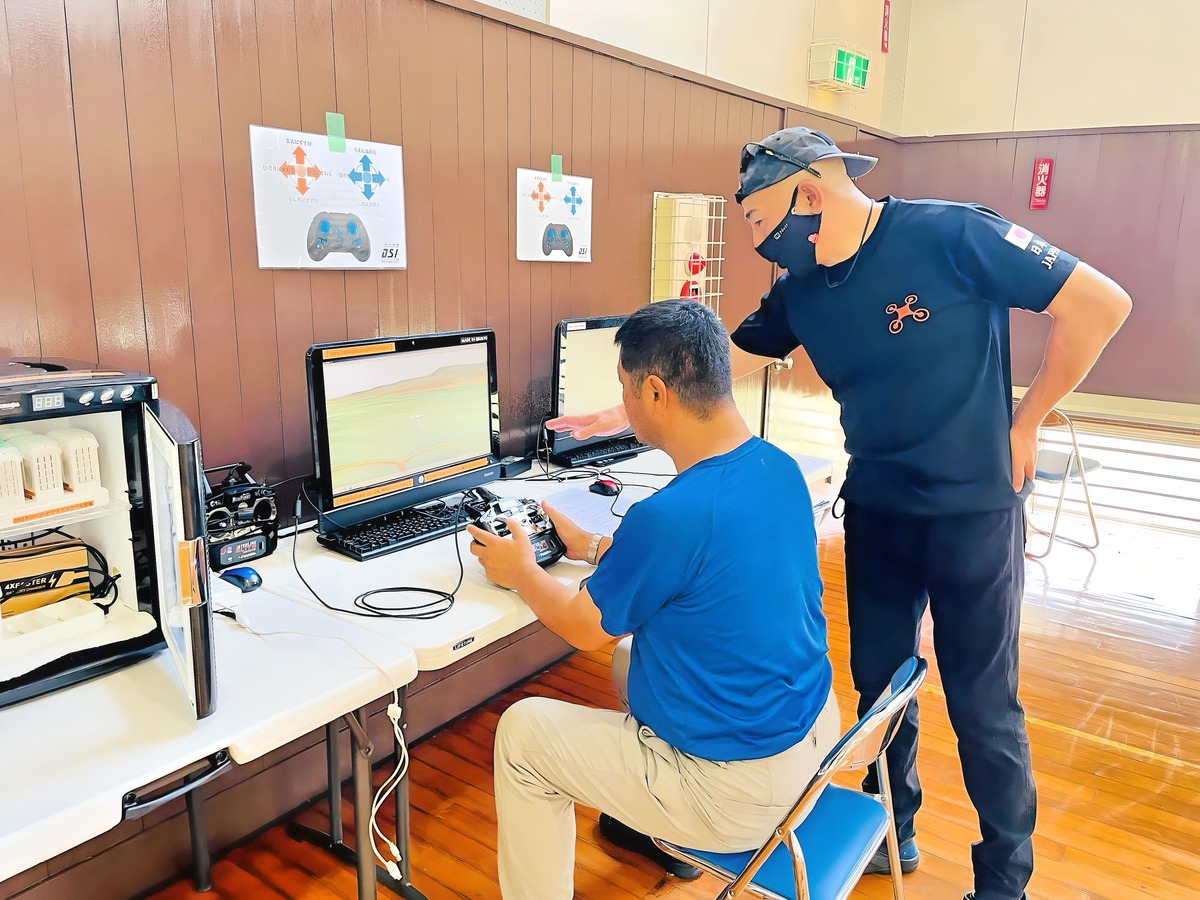 シュミレーターを活用し操舵入力訓練。とても繊細な入力が必要です