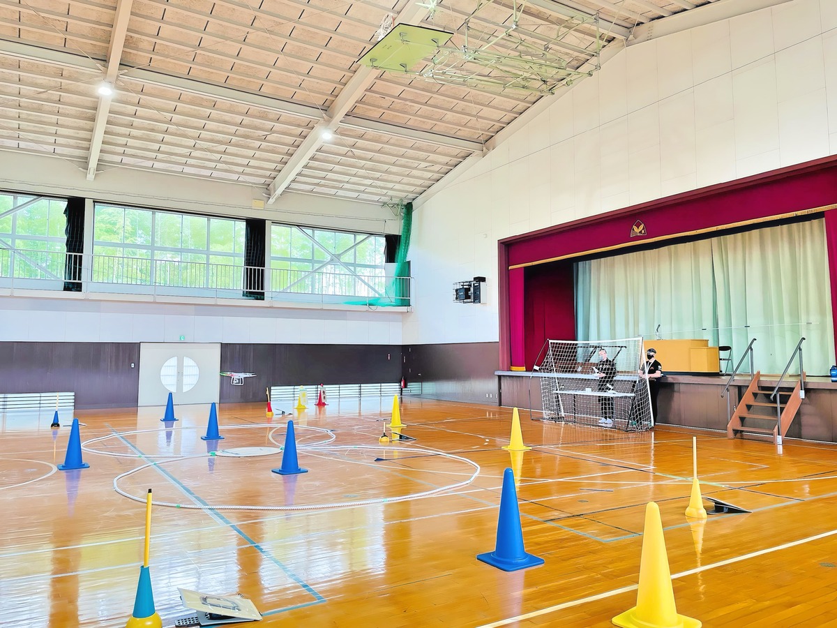 「飛行前点検」高度1.5m四操舵及びカメラ起動確認