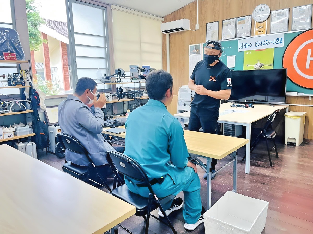 飛行前ブリーフィング。各自課題の確認。安全飛行への留意事項共有