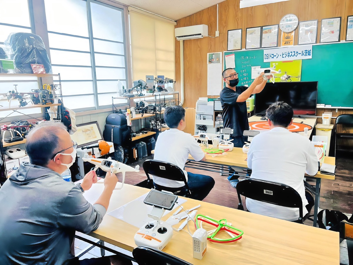 初日はドローンと何か、機動性とは、安全性とは
