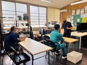 飛行訓練前ブリーフィング。課題、安全確認など多岐に渡る情報共有