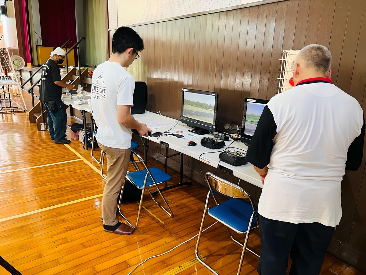 まずはシュミレーターで慣れてから実地訓練へ移行です
