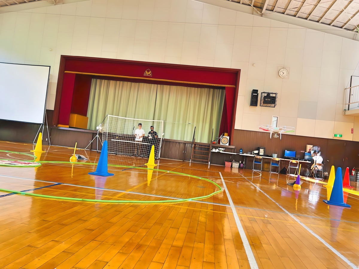 対面での十時飛行。対面は操舵が正反対になるため理解が必要です
