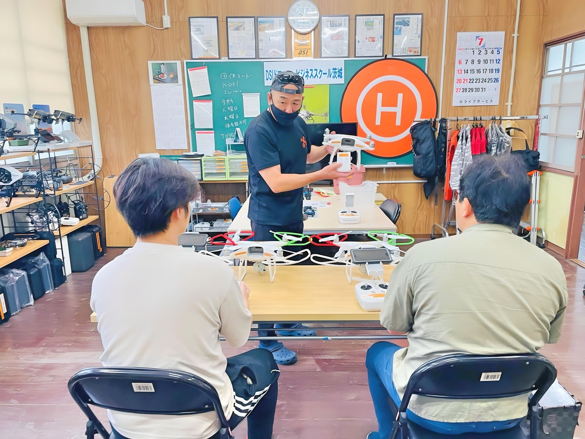 初日「飛行前後点検」ドローン理論と併せたレクチャー