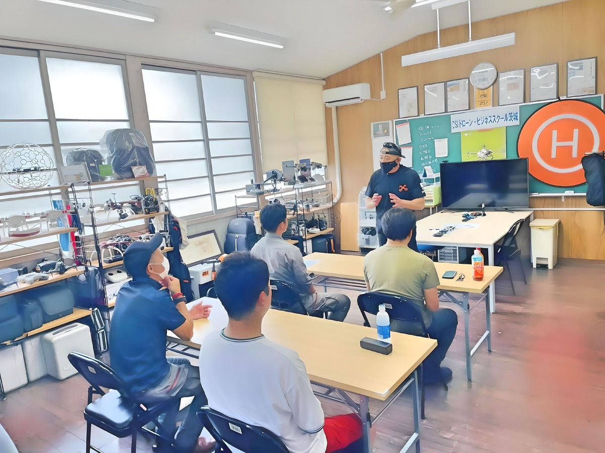 飛行訓練前ブリーフィング。安全への留意事項等共有
