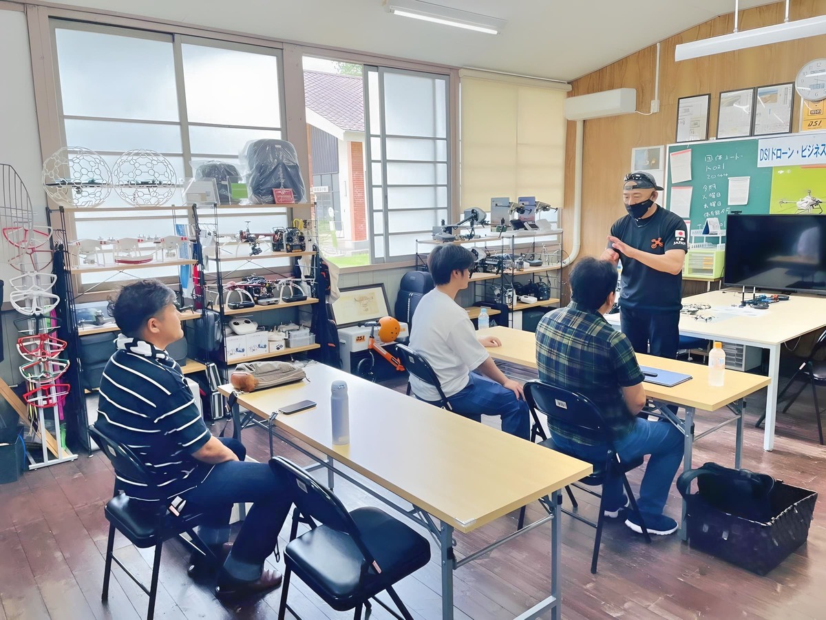飛行訓練前ブリーフィング。各自の課題や修検までの飛行について