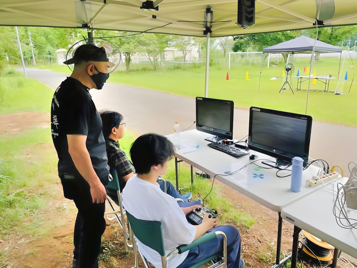 シュミレーター操作を監督。必要な飛行操作を学習