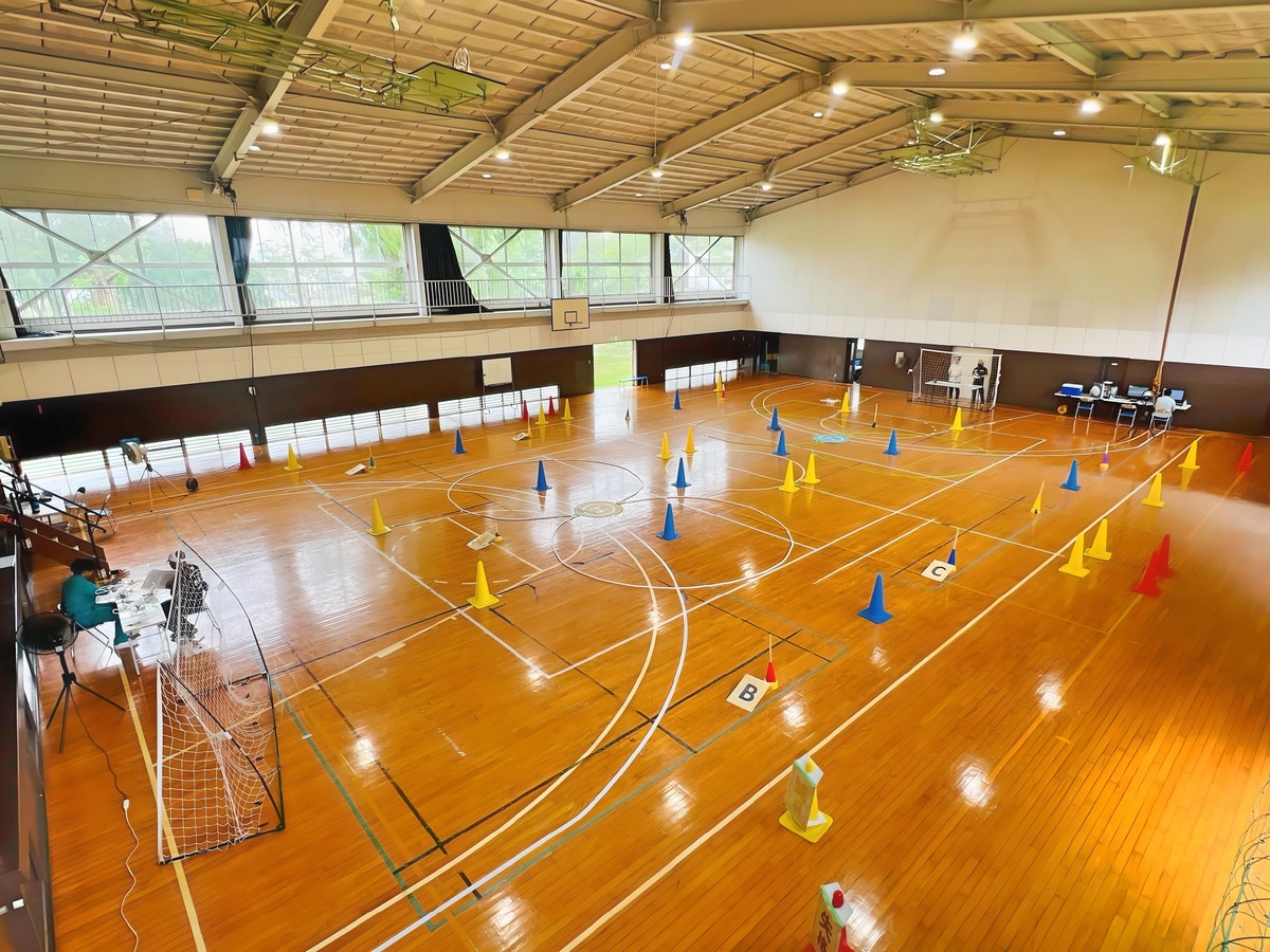 本日も2コート設営。訓練場は明るく広く恵まれた環境