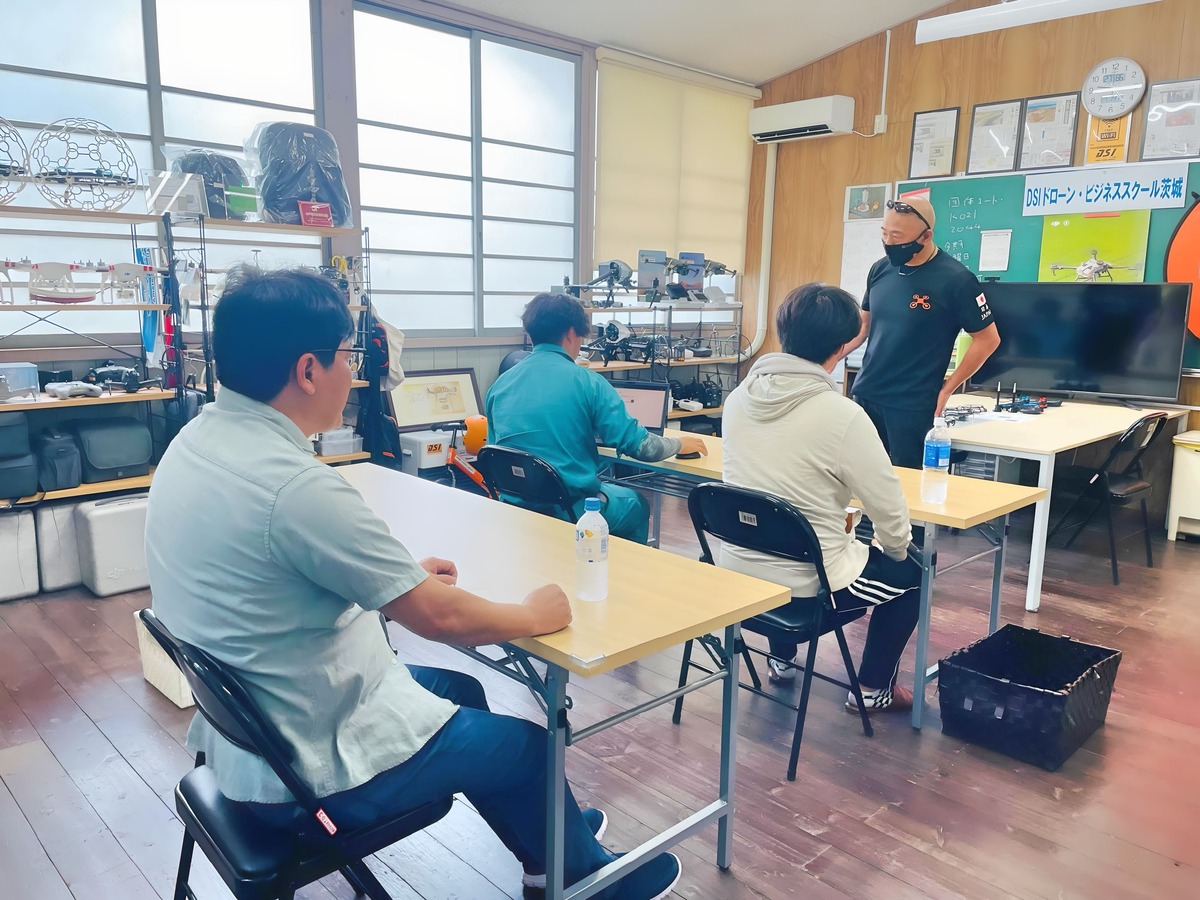 飛行訓練前ブリーフィング。体調管理や各自の課題など情報を共有
