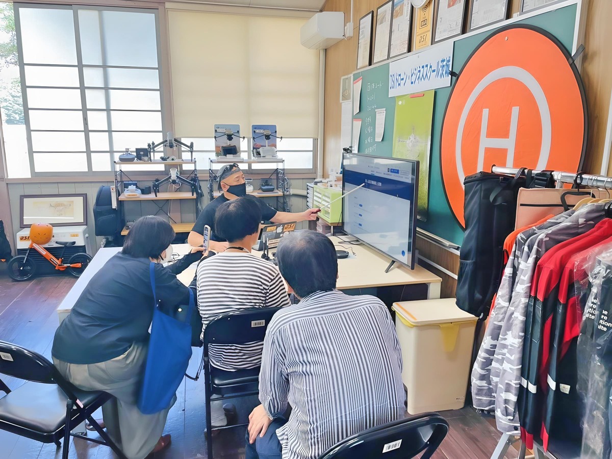 免許制度と日程等を説明。取得までの手続きは煩雑です