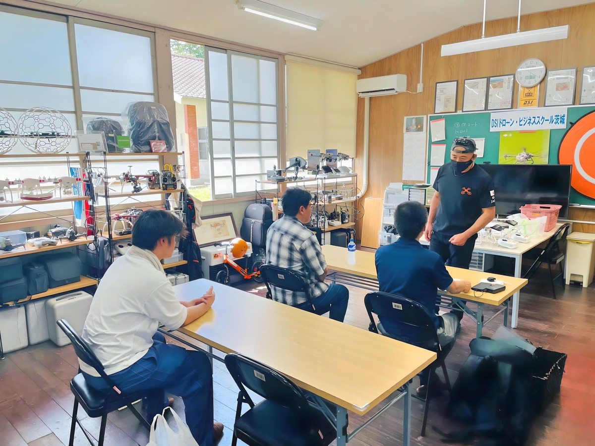 飛行前ブリーフィング。安全への留意点、訓練目標など