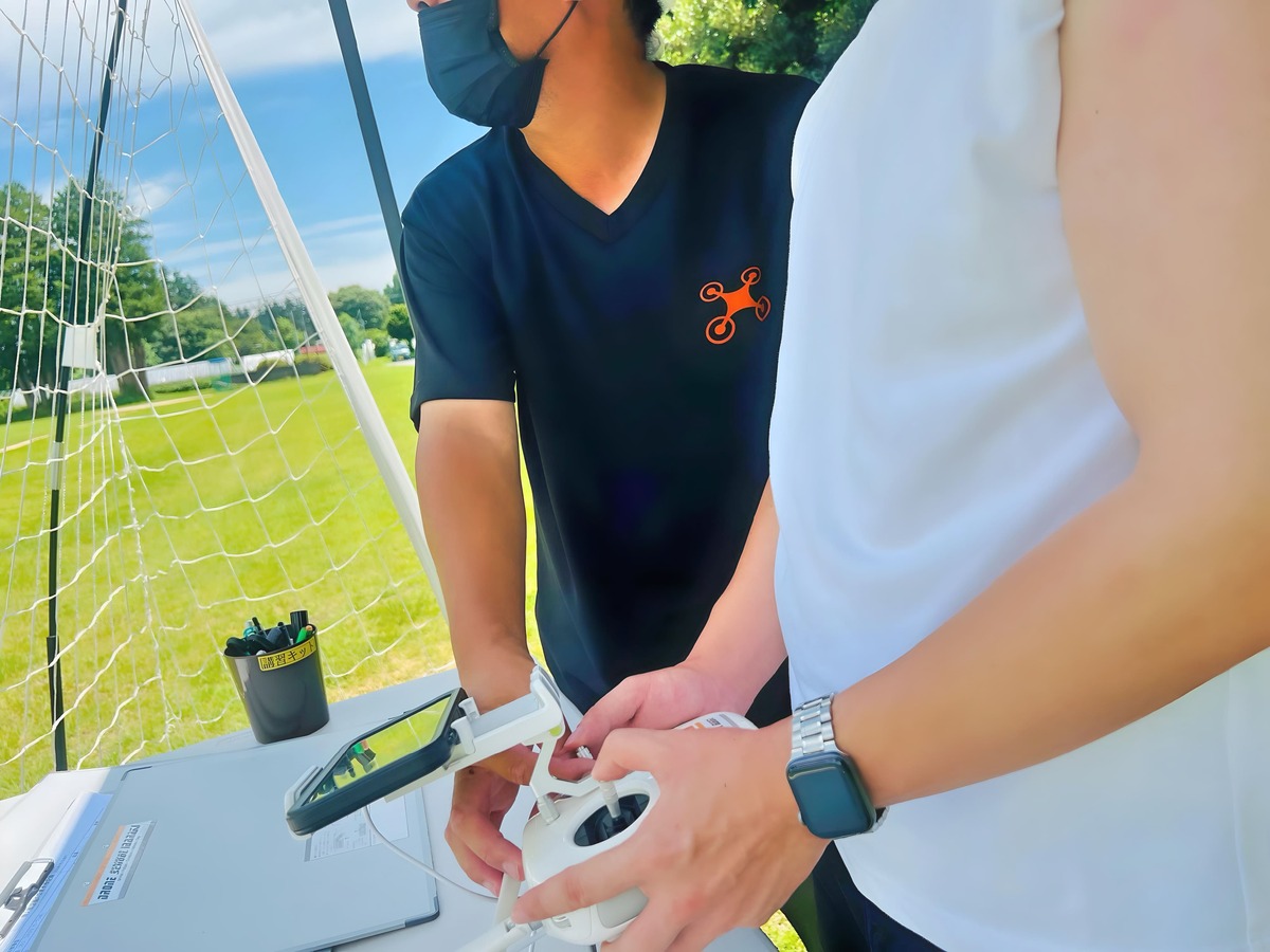 Aモード飛行はとても繊細。教官は手を携え指導します