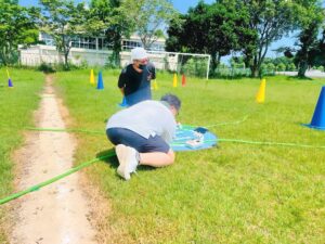 電源入力時は誤作動を防ぐためギアを固定します