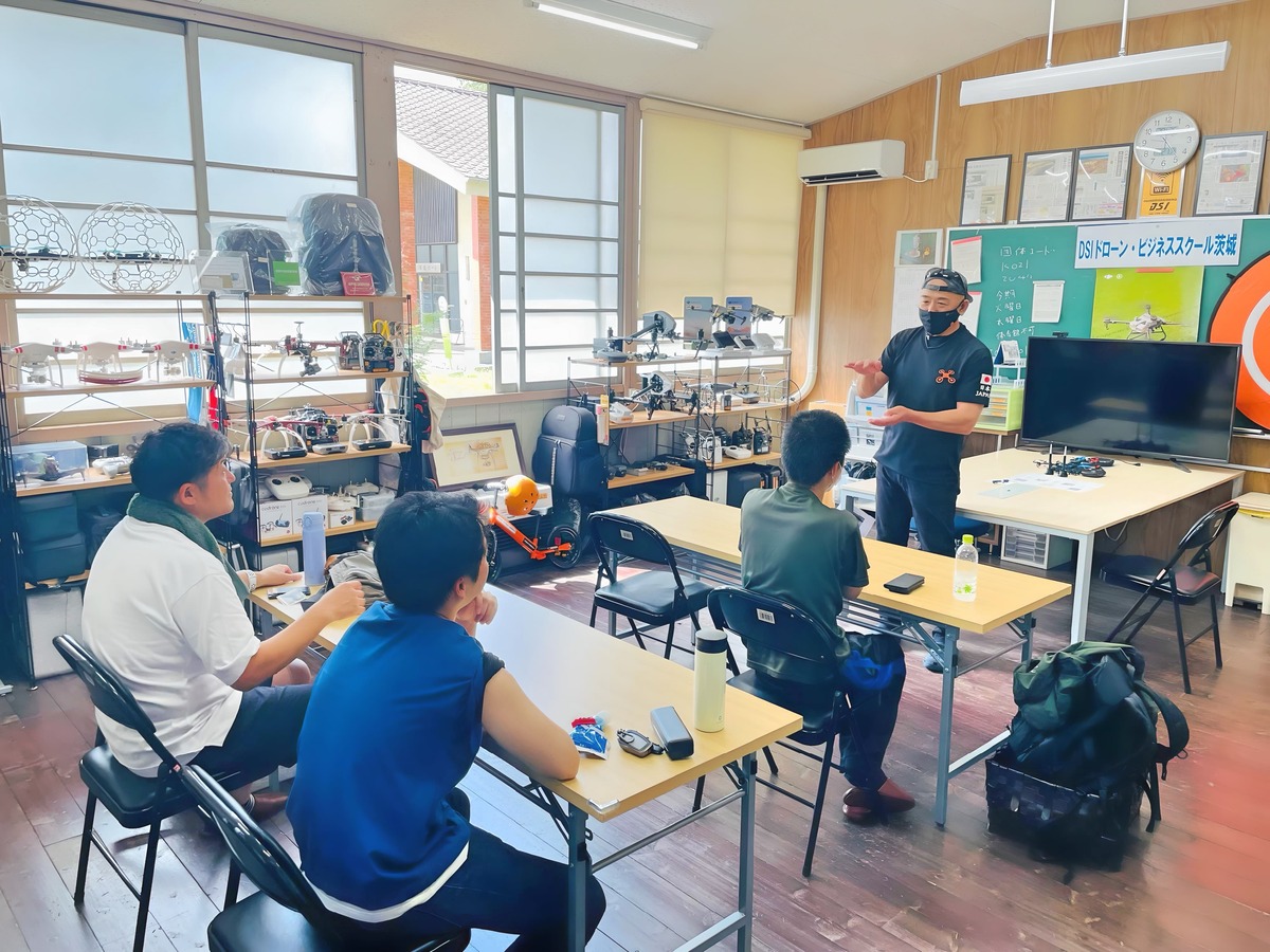 飛行訓練前ブリーフィング。各自の課題確認から体調管理まで共有
