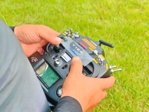 訓練機はマスターとスレーブの2台のプロポでオーバーライド操舵