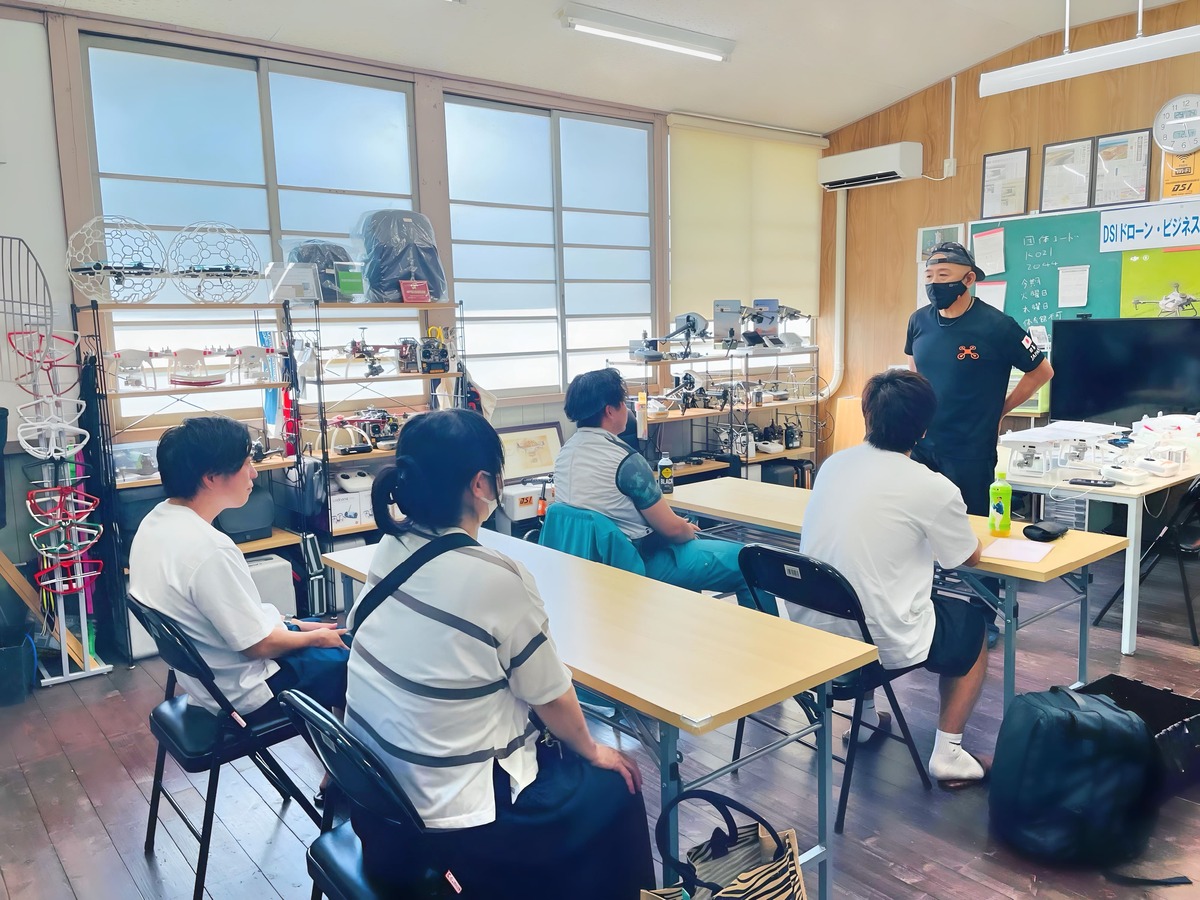 飛行訓練前ブリーフィング。課題や体調面など確認します