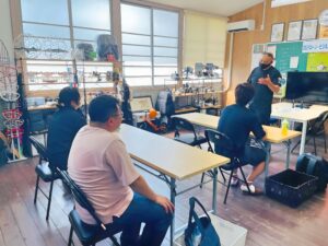 飛行前ブリーフィング。本日の天候気温風速と熱中症対策の共有