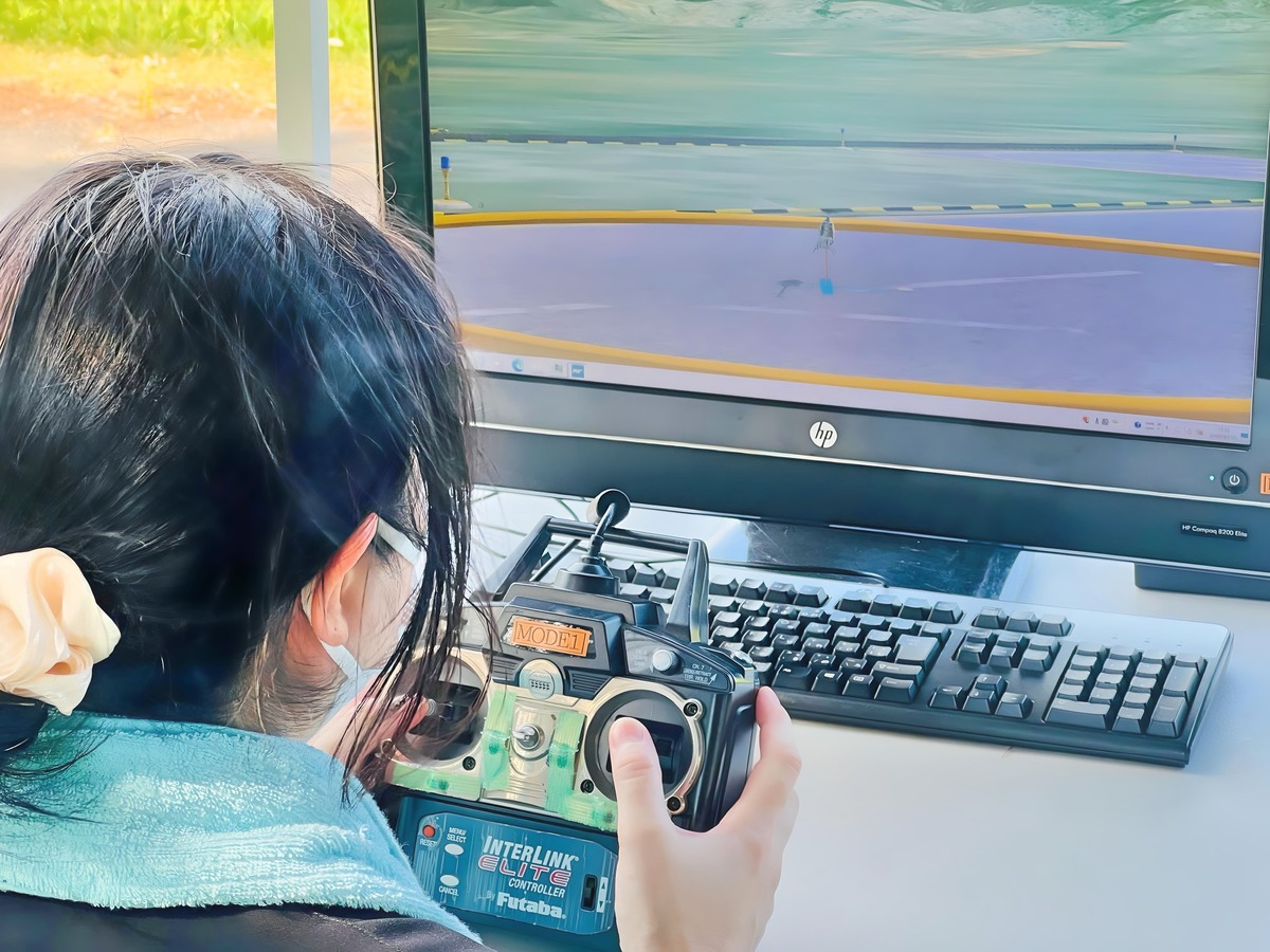 シュミレーターでは主に当て舵操舵の訓練。Aモード