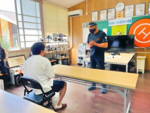 飛行訓練前ブリーフィング。本日はマンツーマンになり無理しないよう確認