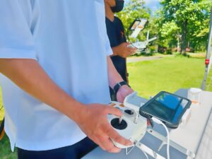 この風速の中機体を空中停止させるKさん。至難の業