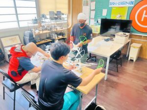 オリエンから点検、屋内移動後基本飛行開始です