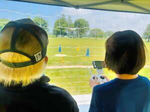 まずはドローン飛行の楽しさから。ようこそドローンへ