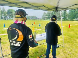 機体の方向に合わせ体を回転する事で正面飛行の原理