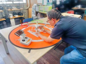 ランディングギアを固定して電源入力します。事故防止