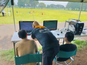 なかなか当て舵が難しい。まずは教官群が手解きします