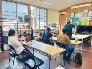 飛行訓練前ブリーフィング。体調管理から飛行安全に関する情報を共有