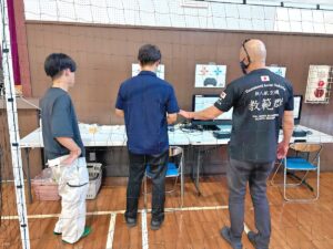 操舵入力にはフライトシュミレーター。左右の役割を学習