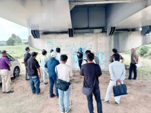 橋梁の撮影の仕方を計測装置を使用しながら解説