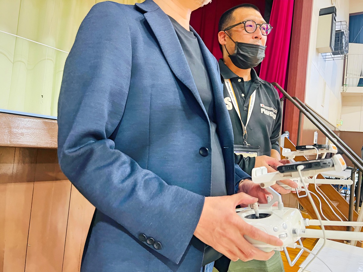 ドローン飛行操舵はとにかくデリケート。手解き披露