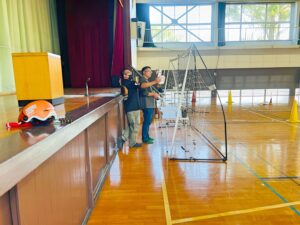 自機の位置をモニターにて確認中。空間認識トレーニング