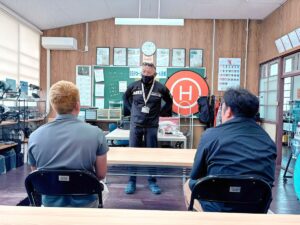 飛行訓練前ブリーフィング。留意事項や課題について共有