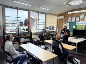 飛行訓練前ブリーフィング。中日のお二人の課題と目標、留意点を共有します