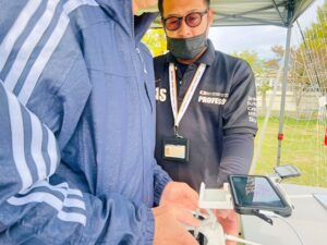 当て舵のコツを指を支えて操舵支援。コツなんです