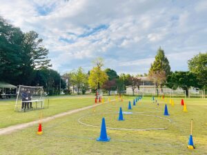 本日も2コート設営。風速強で安全確保のためテントは撤収