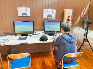 左右のスティックを自在に操るためフライトシュミレーターは不可欠です