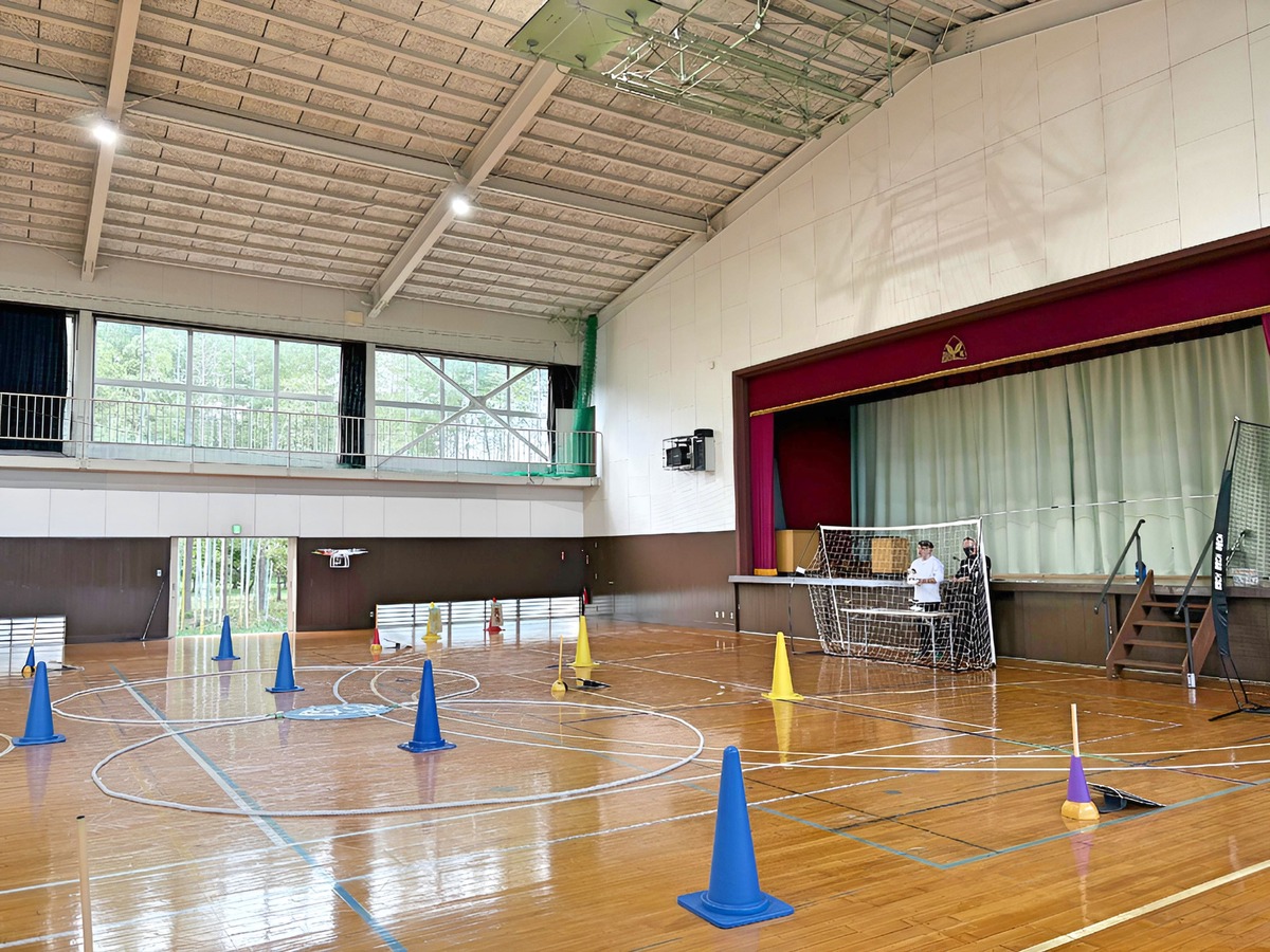 「飛行前点検」高度1.5m四操舵及びカメラ起動確認