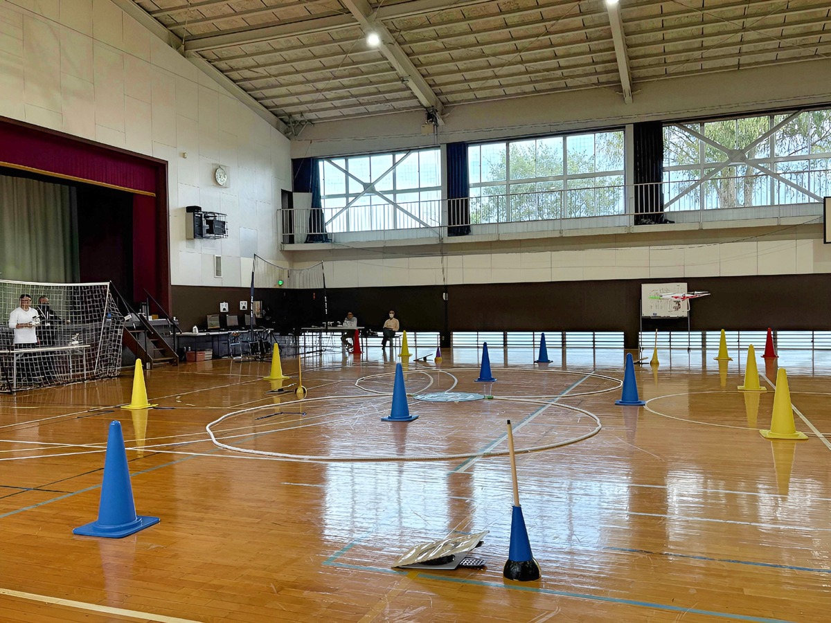 「実技審査」高度1.5m8の字飛行2周。最も難操舵