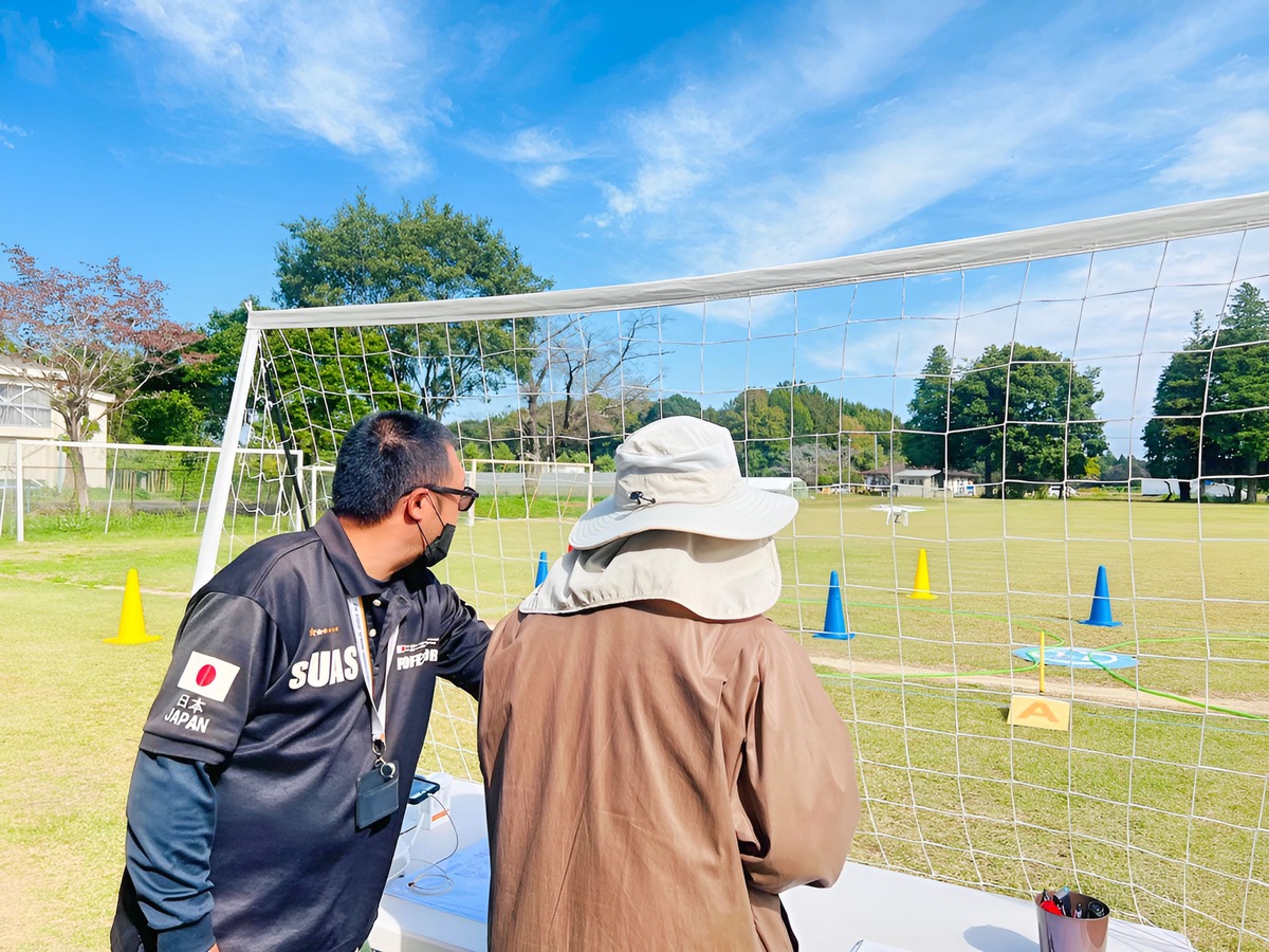 操舵支援。当て舵の要領を手を取り止める操舵を実演