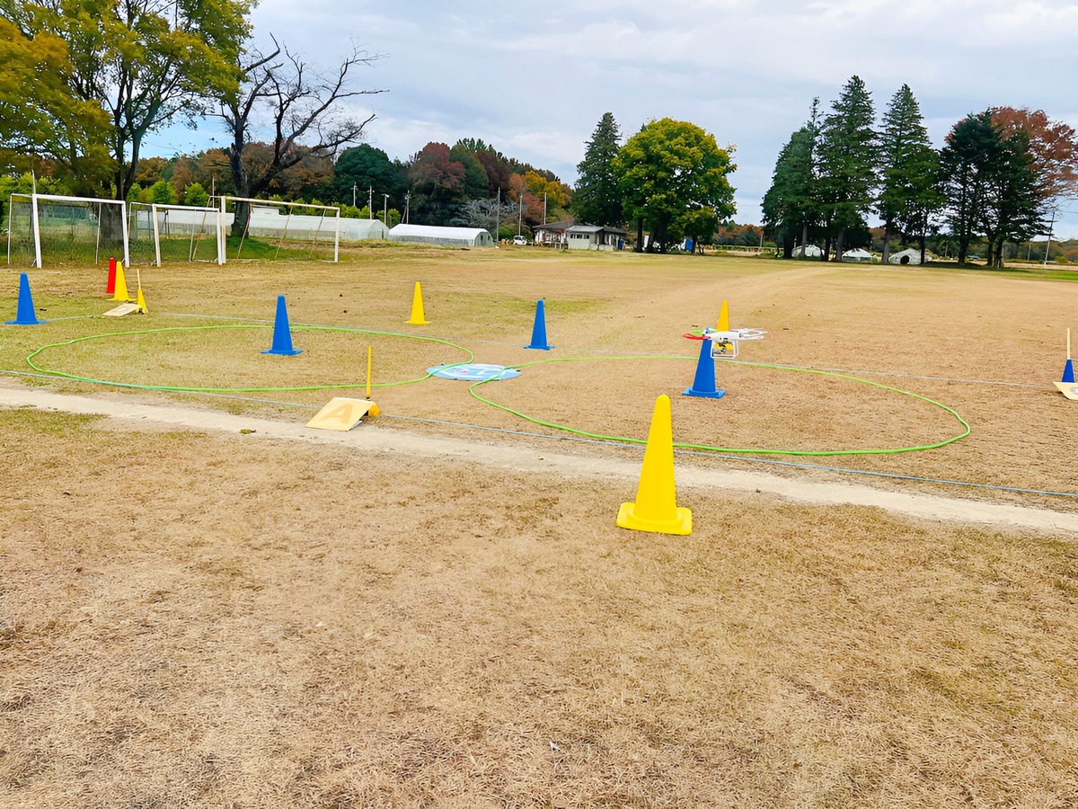 高度1.5mの8の字軌道。全ての操縦が求められます