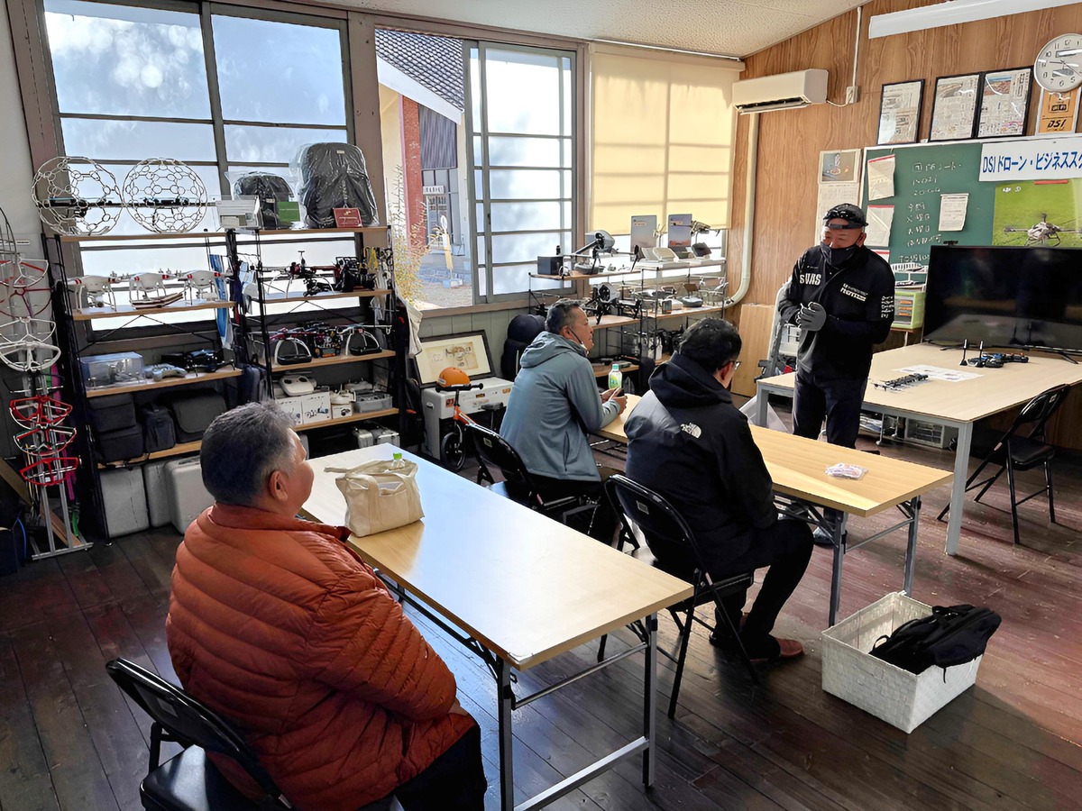 飛行訓練前ブリーフィング。各自に合った訓練方向へ